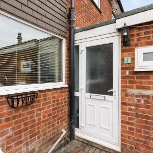 4-Bed Home for Contractors - Parking - Walk to Hospital