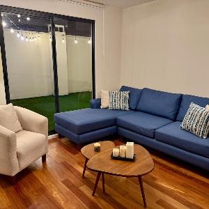 Departamento con patio frente a Embajada Americana
