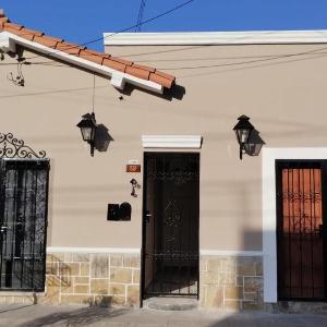 Casa Alojamiento con jardín y cochera