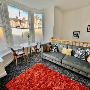 Top Hat - Bright 1-Bed Apartment by Uni of Leicester & DeMontfort Hall - Ideal for Work & Events - FREE off-site SECURE PARKING