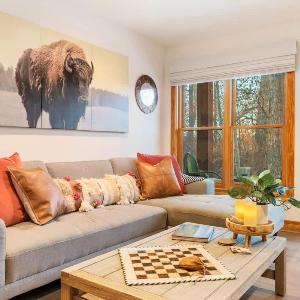 Basecamp Stays: Upscale Getaway Shuttle Hot Tubs