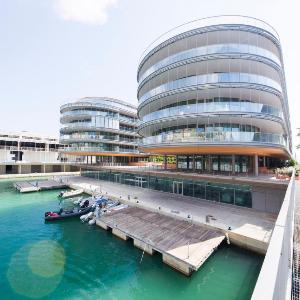 Waterfront Lux 1BR AC Parking GYM Wifi By Tilo