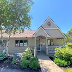 F14 Bretton Woods Condo along golf course short walk from Omni Mount Washington Hotel