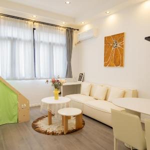 Jadeite - Sunlit Spacious with Skylight & Lounge Area