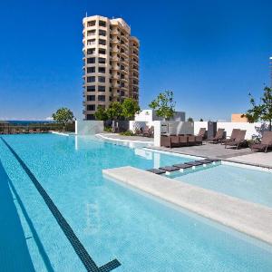 1 Bedroom Study Unit in Broadbeach - NO PARKING - Q Stay