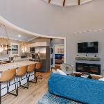 New Unique Silo with Hot Tub & King Beds Sleeps 6