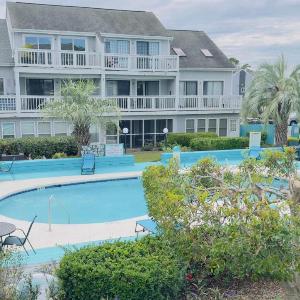 Lovely 2 bedroom condo with pool J3
