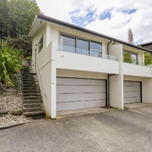 Fernhill Falls Retreat | Lake Views & Parking
