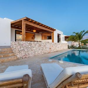 Luxury 8-person Villa with Private Pool