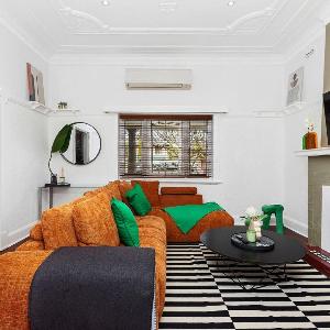 4BR Bedford Home - Chic Lounge & Garden Deck