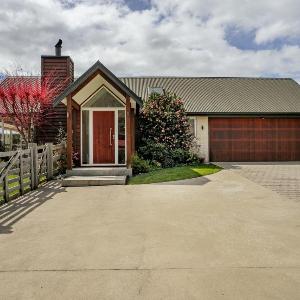 Alpine Meadow Haven - Wanaka Holiday Home