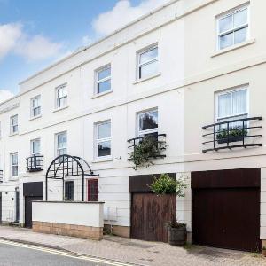 Central 2-Bed Modern Home with Garage