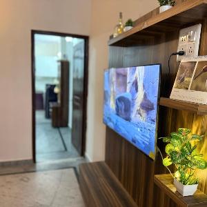 Comfort Stay near CyberHub - 300 Mbps WiFi - 1BHK