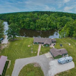 The Grand Riverhouse & Bunkhouse