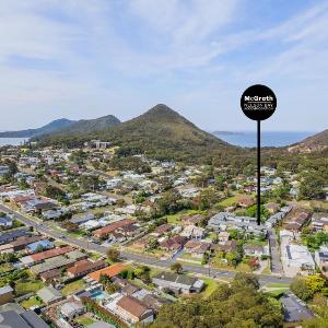 Capri Blue 2 88 Tomaree Rd - stunning townhouse with Wi-Fi Air Con