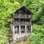 A Beary Active Cabin - Outdoor Hot Tub Firepit Near Ober Mountain + Pet Friendly!