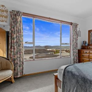 Sunny Hilltop Red Bach w Lake and Mountain Views