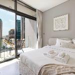 StayMada - Peninsula Waterfront and Pool Views Dubai