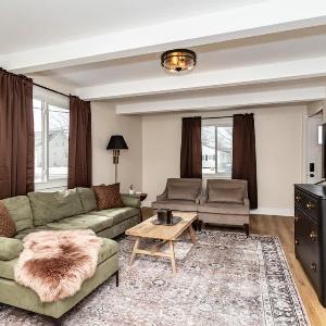 Modern 3BR Getaway-Stylish Ames