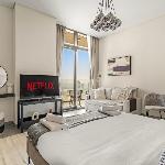 VayK - Elegant Canal View studio in Business Bay
