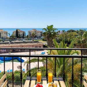 PRIME LOCATION! Few minutes walk to the Beach Sports Club Restaurants Supermarkets and more!