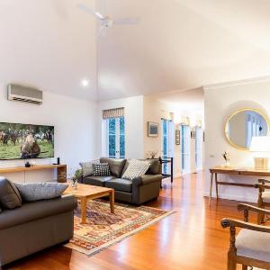 Sun-Soaked Sanctuary in the heart of Richmond