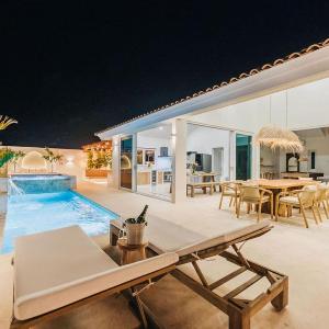 Villa Amandari 2 min to Palm Beach Billiard Hot Tub 8 sleeps