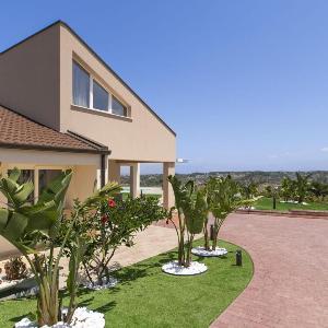Villa Aversa by PosarelliVillas