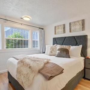 Charming Downtown Cottage