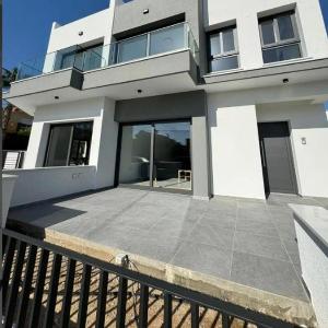 Villa - Sleeps 6 - Near Local Attractions