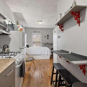 City Chic 2nd flr Studio w Enclosed Private Porch