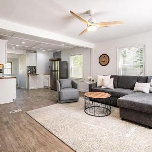 Cozy 2BR Home Near Downtown w Backyard & Parking