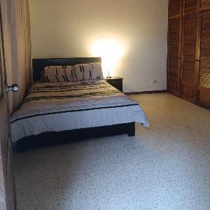 Habitación con baño parqueo y seguridad