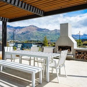 Modern Wanaka Home with Mountain Views and Lake Outlook