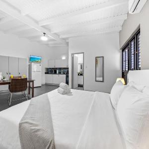 Modern 1BR Beach Escape with Wi-Fi AC and Workspace