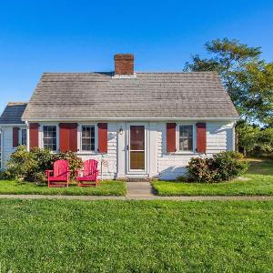 Bright North Truro Cottage #6 by the Bay