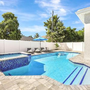Sand Dollar Retreat | Walk to Vanderbilt Beach | Southern-Facing salt Pool & Spa | Bikes | Sleeps 8