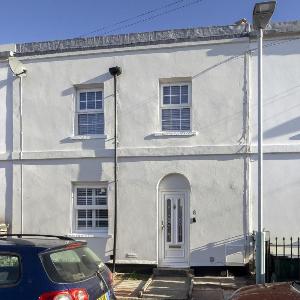 Spacious 3-Bed Period Home Near Bath Road