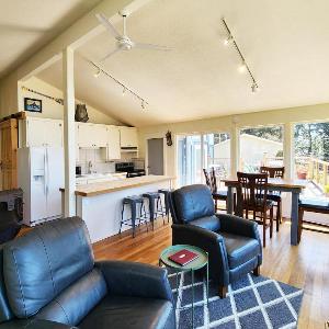 Ocean View in Otter Rock! Wood Stove! Surfing~Otter Rock Hideaway