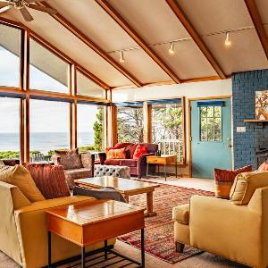Hot Tub & Game Room in Large Ocean Front Home! Second Story