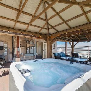 3BR 2BA Jacuzzi Putting Green Close to Airport