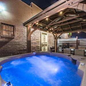 APT Style Home 2BR 2BA w Jacuzzi Near Airport