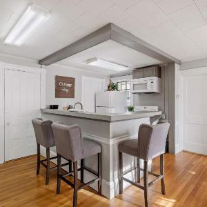 Exeter -1st Floor Large Furnished Two Bed One Bath