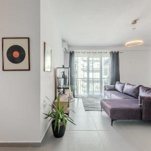 Central & Natural Light 2Bdr Private Parking