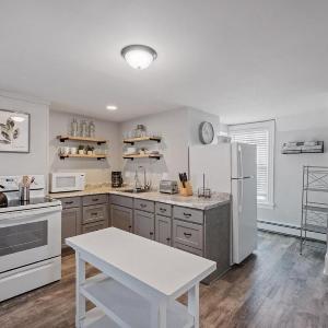Stylish & Large Top Floor w Private Front Porch