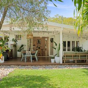 The Palma - Leafy Tropical Escape in Moffat Beach