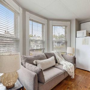 Sleek & Bright 1st Flr Studio Short -Midterm Stays