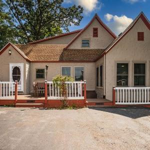 Whimsical Historic Getaway Near Golf Skiing and Wisconsin Southern Lakes
