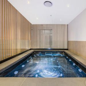 Modern Executive 1 Bedroom Apartment With Balcony