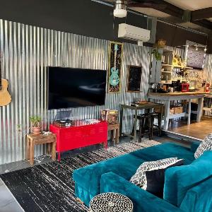 Algiers Point loft - king bed walk to ferry